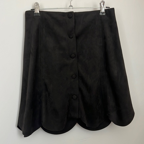 Clearance‼️ H&M Black Velvet Mini Skirt Size 2 with pockets - Picture 1 of 4